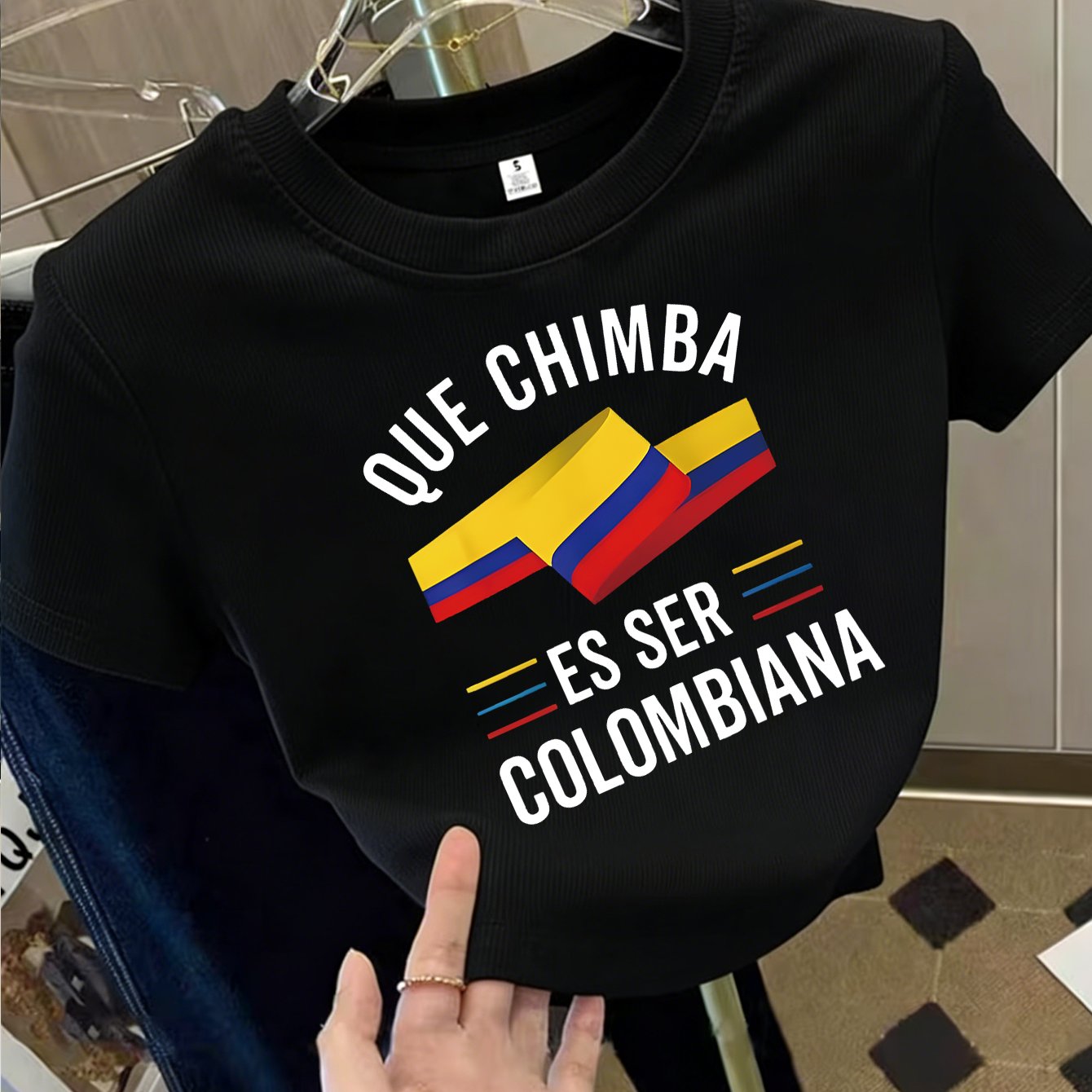TEMU Una camiseta corta de cuello para mujer con un colorido de y estampado de texto en español, diseñada para un look elegante y versátil que el