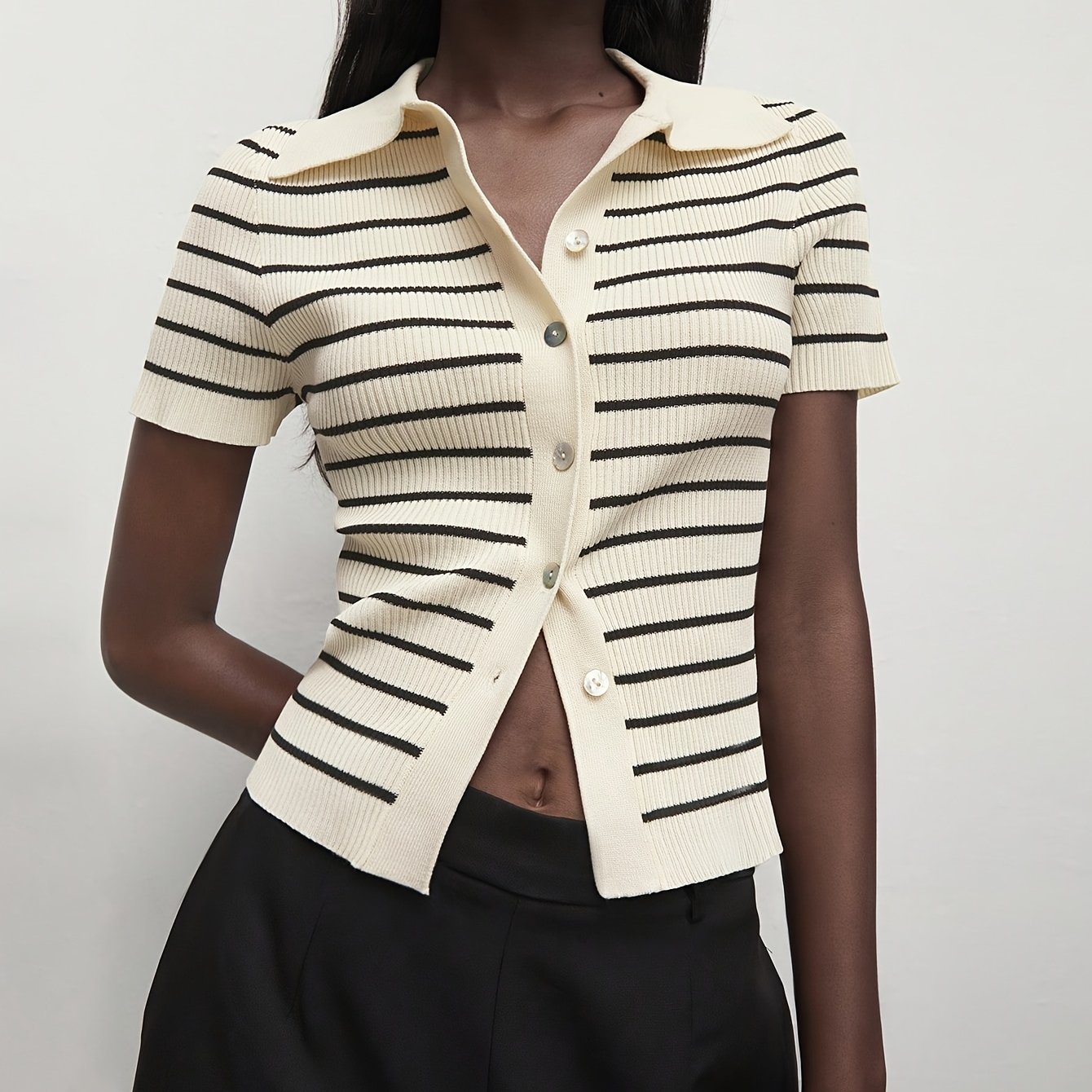 E-shop Damen Sommer Freizeitmode Retro Minimalistisch Gestreift Offener Vorderteil Knopfdesign Temperamentlicher Vielseitiger Künstlerischer Stil Sanft