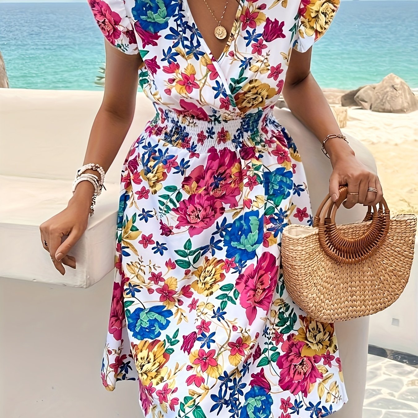 E-shop Damen Kleid mit Blumenmuster, V-Ausschnitt, Puffärmeln & Rüschensaum - Lebhaftes, mehrfarbiges Blumenmuster, Kurzarm, lässige bis halbformelle