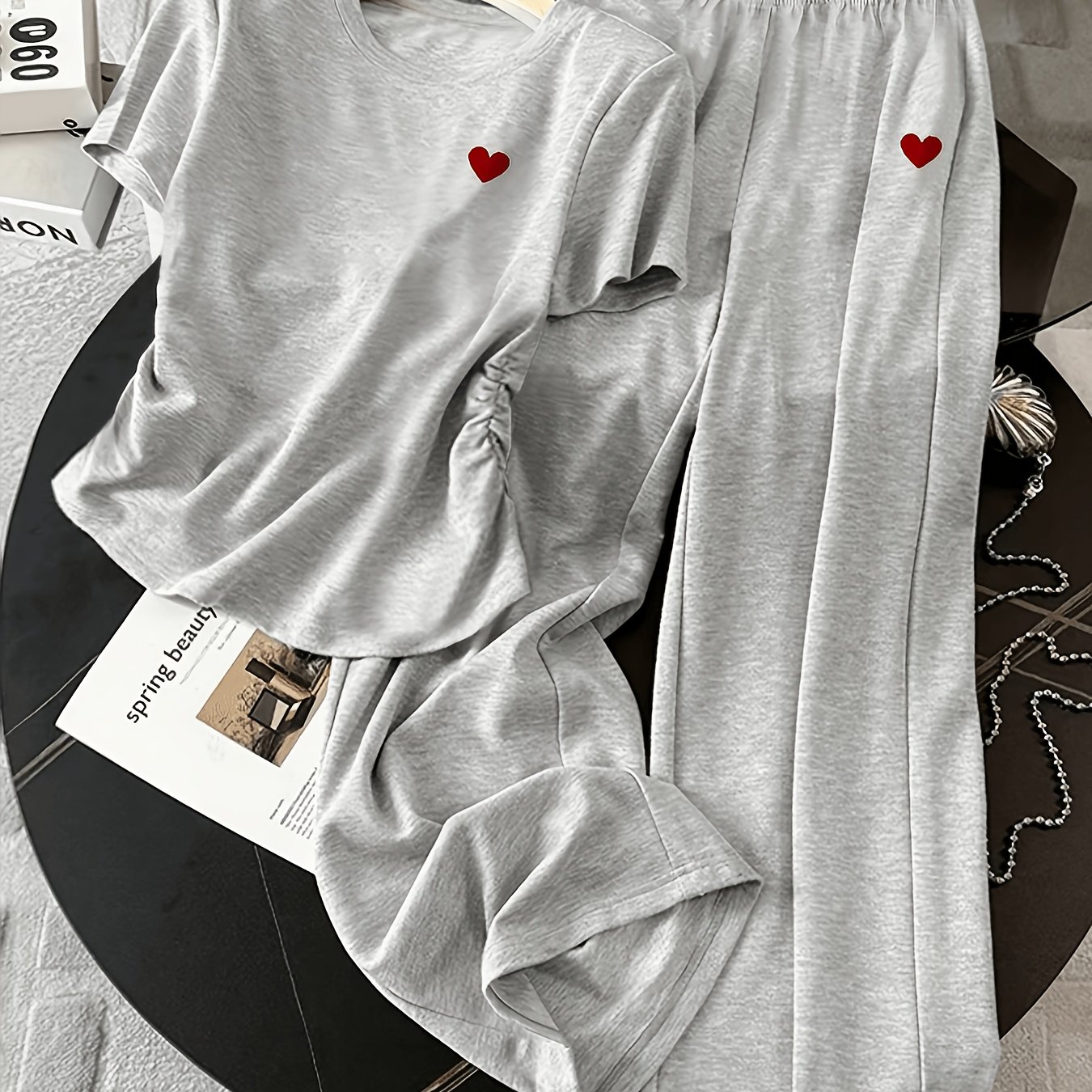 TEMU Ladies, un ensemble décontracté minimaliste gris uni à imprimé, comprenant un haut à manches courtes et col rond avec un cœur de Saint-Valentin,