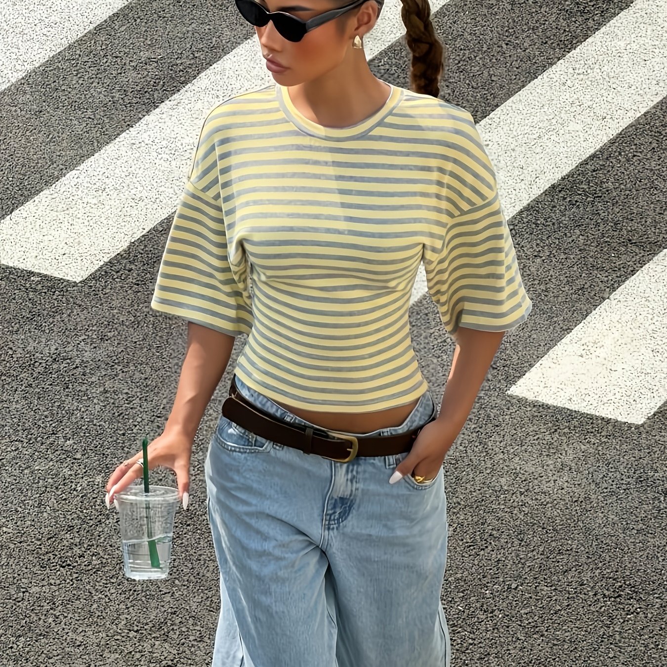 E-shop Elegantes Damen T-Shirt für Frühling und Sommer mit Streifenmuster, Rundhalsausschnitt, kurzen Ärmeln und modischer Taille