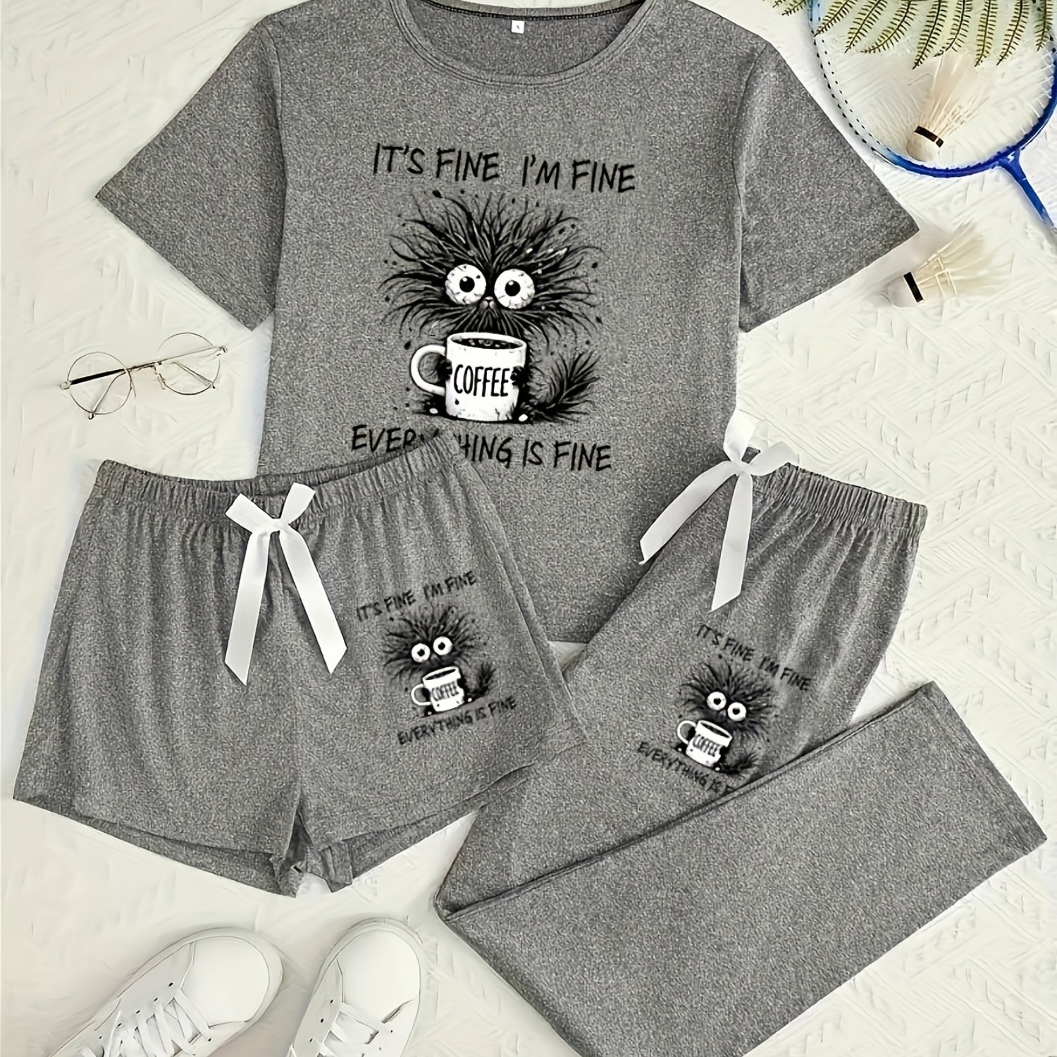 E-shop Damen Freizeit Pyjama Set mit Cartoon Katze Kaffee Print | Kurzarm T-Shirt und 2 Hosen, Rundhalsausschnitt, Schleifendetails, für Erwachsene